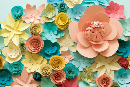 老式的纸花。粉红色，蓝色，黄色和白色的花朵纸张背景图案可爱风格。由纸制成的玫瑰