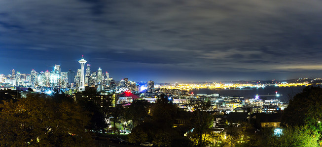 西雅图在夜间的城市风貌和夜晚场景