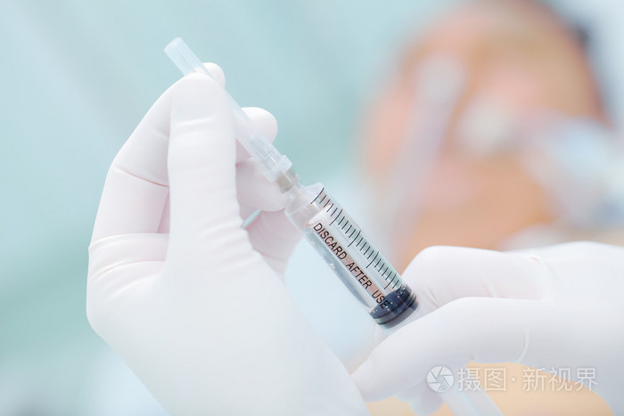 注射器的药物中的一名护士的手