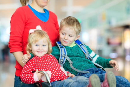 两个小孩的家庭旅游在机场