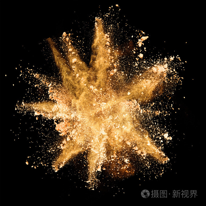 在黑色背景上的褐色粉末的爆炸式增长