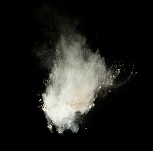 在黑色背景上的白色粉末的爆炸式增长