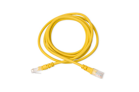 白色背景上的黄色 Utp 局域网电缆。