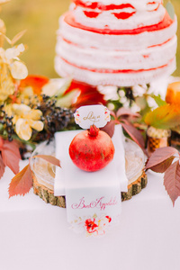 大红石榴特写婚礼蛋糕背景图片