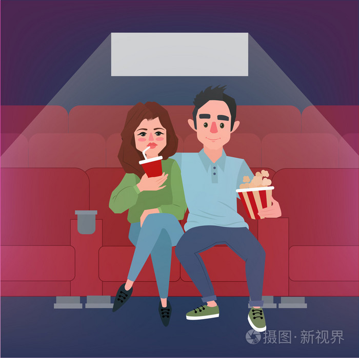 一对年轻夫妇在电影院吃爆米花