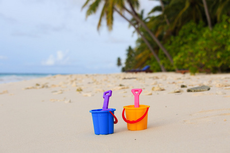 在热带沙滩上的儿童玩具