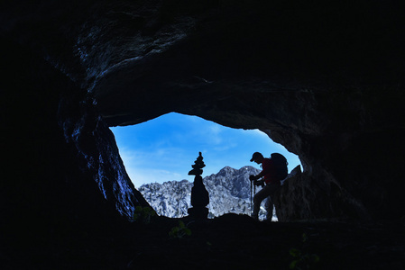 在山中徒步旅行