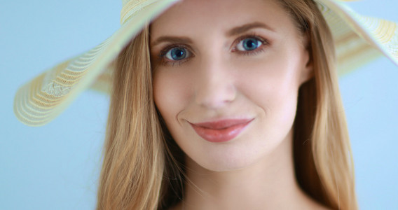 在帽子里，孤立的白色背景上的美女模特的画像