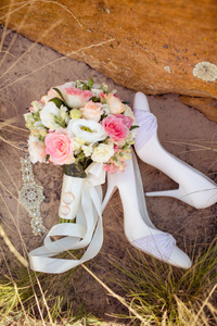 女性的婚礼鞋，花束和环