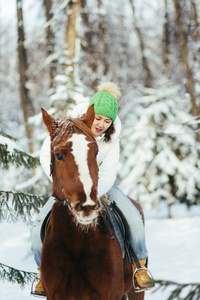 美丽的姑娘和冬季马