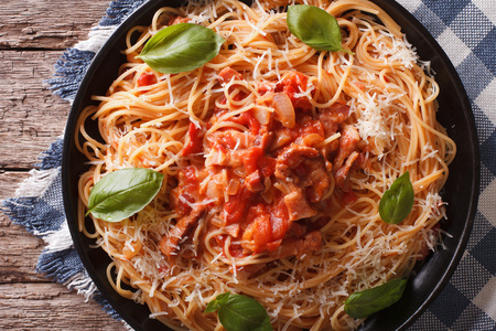 意大利面配上板 Amatriciana 酱特写。水平