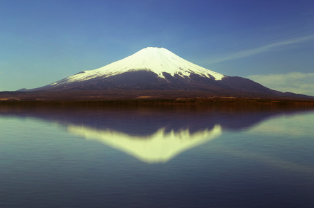 用镜子反射在湖，日本的富士山视图