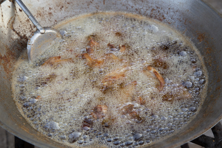 鸡炸油在锅中