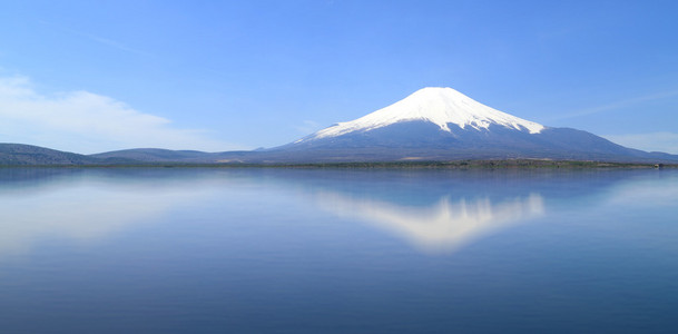 用镜子反射在湖，日本的富士山视图