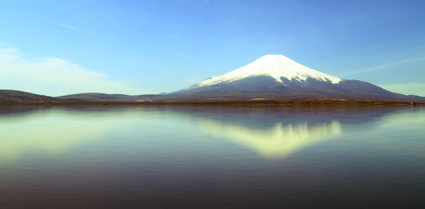 用镜子反射在湖，日本的富士山视图