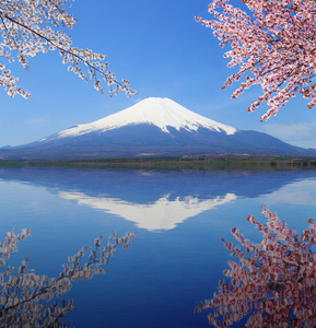 以水反射在山中湖，日本富士山