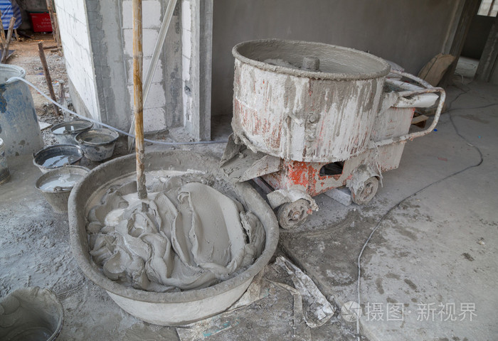 建筑工地的水泥混凝土搅拌机