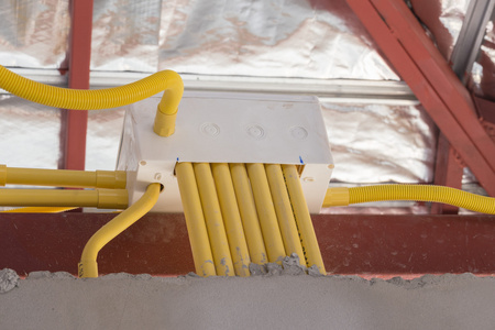 电器箱和电线埋在目前的黄色 Pvc 管材。