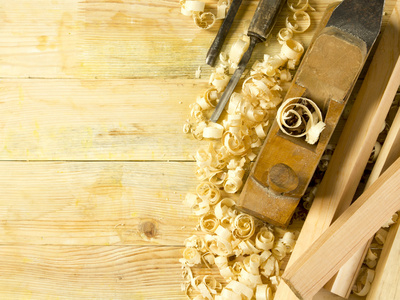 木匠工具与木屑木制的桌子上。Craftperson 工作场所顶视图