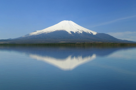 用镜子反射在湖，日本的富士山视图