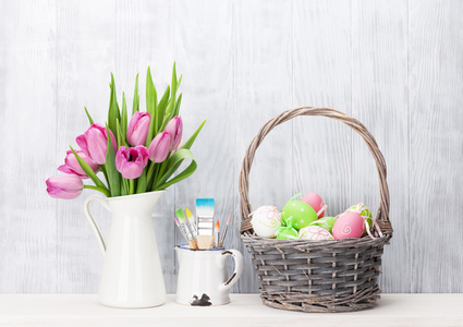 复活节彩蛋和粉色郁金香花束