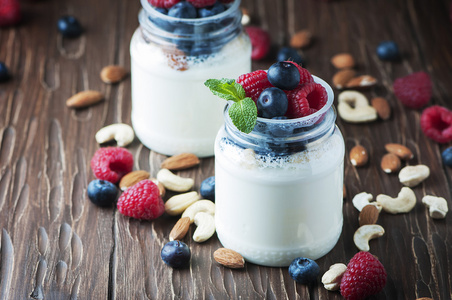健康酸奶与浆果和坚果