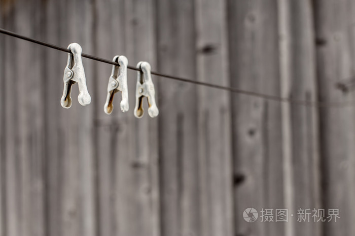 老式金属衣夹挂在晾衣绳绳
