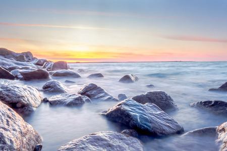 紫罗兰色夕阳海景为背景