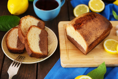 美味的甜蛋糕面包的木桌特写柠檬