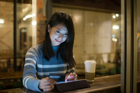 使用 tablet pc 的亚洲女人