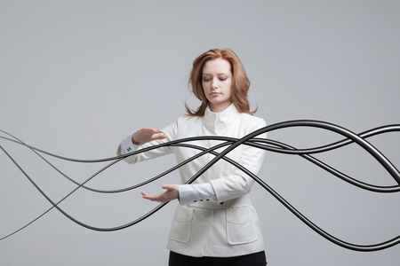 女人与电气电缆或电线，曲线