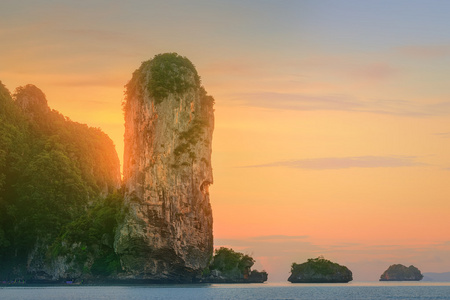 日落与色彩斑斓的天空，在海滩上的小船