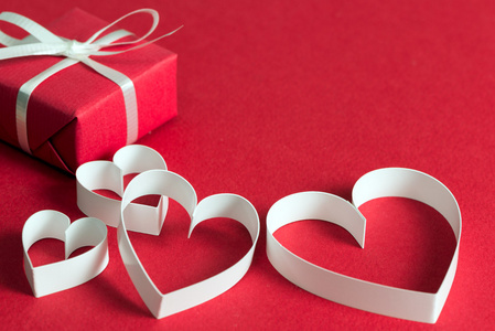 心的形状象征红色礼品盒图片