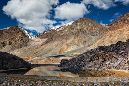喜马拉雅山的湖景观
