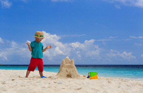 海滩上的小男孩修建沙城堡