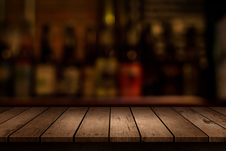 木桌和模糊的饮料酒吧背景视图