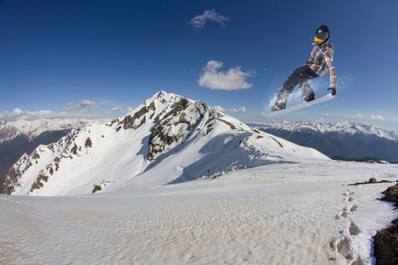 跳上山脉的滑雪者。极限运动