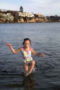 青春期女孩在泳装在太平洋纽波特是玩
