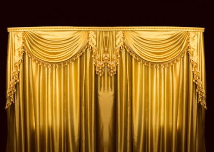 在舞台上的金色窗帘