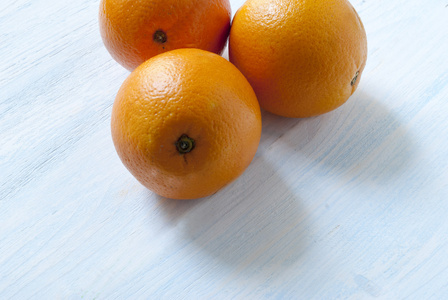 木制的背景上的橘子