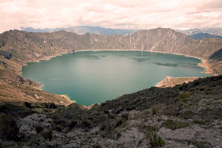 火山口湖，在安第斯山脉，厄瓜多尔