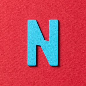 在大写字母的木制字母 N