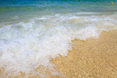 在沙滩上海中的波浪