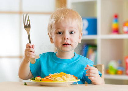 孩子在家吃健康食品