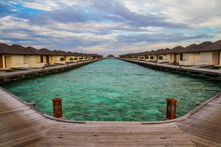 美丽的热带海滩和马尔代夫的水上平房