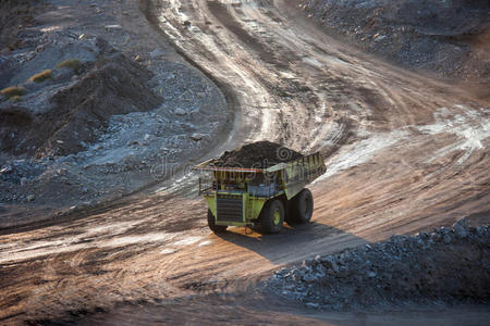 煤制备厂。 大型矿车在工作现场煤转运