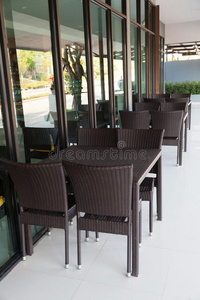 餐馆里的椅子和桌子