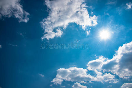 蓝天有云，阳光明媚
