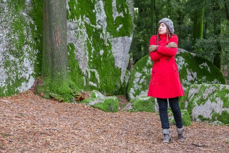 巨石 大衣 树叶 苔藓 白种人 自然 公园 时尚 她自己