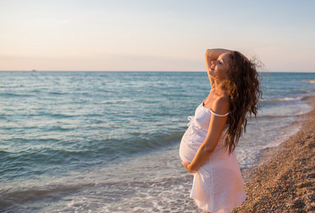 孕妇在海边散步